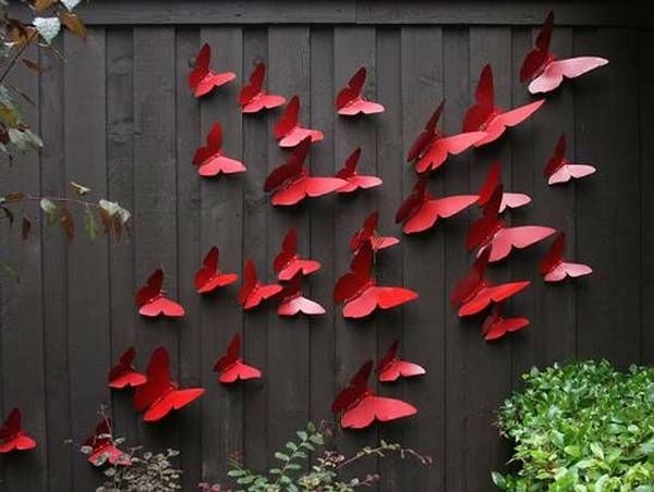 Декорирование забора бабочками