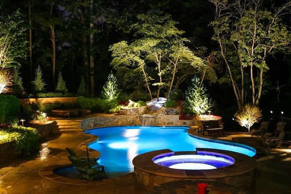 Декоративная подсветка зоны отдыха с бассейном