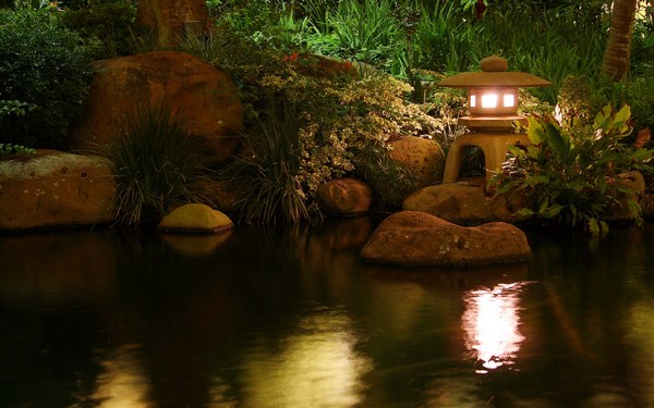 Японский фонарь на берегу пруда