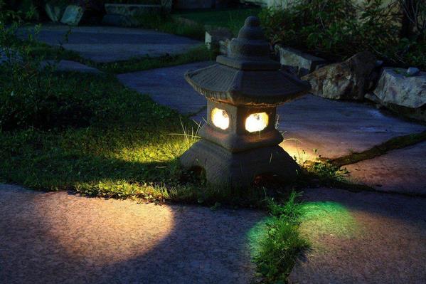 Японский фонарь в саду