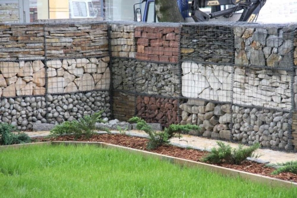 Декоративный забор с акцентом на природный камень