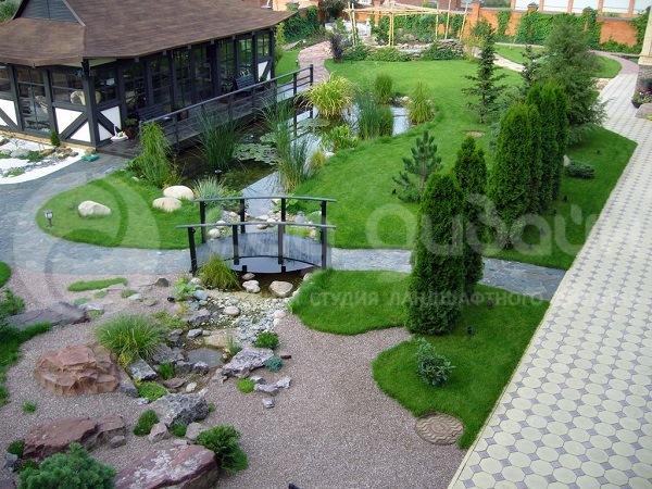 На фото – ландшафтный дизайн участка загородного дома